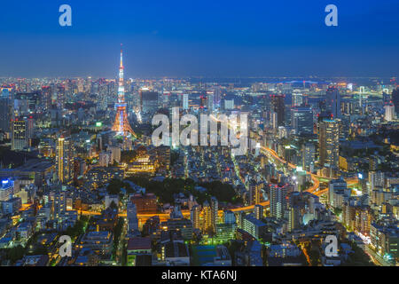 Vista notturna della città di Tokyo, Giappone Foto Stock