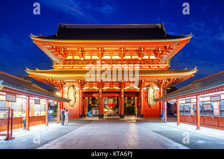 Vista notturna di Sensoji, un antico tempio buddista Foto Stock