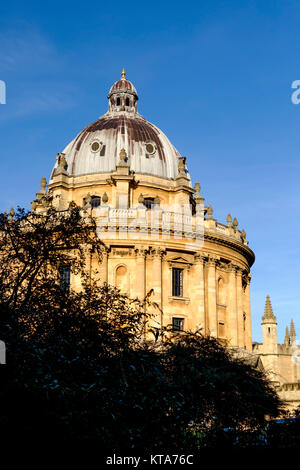 Intorno alla città universitaria di Oxford dicembre 2017 la Radcliffe Camera o RedCam visto nella scoperta delle streghe Foto Stock