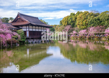 Giapponese-giardino di stile nel Santuario Heian Foto Stock