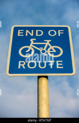 Fine del percorso ciclabile, bianco su blu segno, in Inghilterra, Regno Unito, utilizzato dove le biciclette possono essere sistemati sulla parte di un marciapiede o su strada, ma il percorso è di circa alla fine. Foto Stock