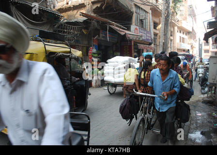 Una strada trafficata scena di Amritsar Punjab, India Foto Stock