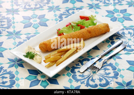 Flamenquin, fritte lungo involtino di carne di maiale, spagnola cucina cordoba Foto Stock