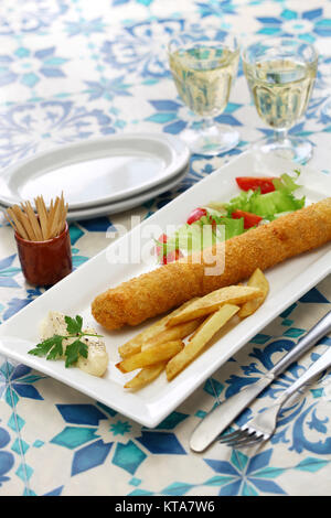 Flamenquin, fritte lungo involtino di carne di maiale, spagnola cucina cordoba Foto Stock