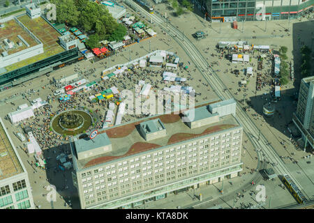 Berlino, Germania - Agosto 28, 2017; antenna della città scene di strada con persone vagare Alexandra Platz mercato del weekend Foto Stock
