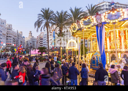 Fiera di natale con la giostra Modernisme sulla piazza del Municipio di Valencia, Spagna. Foto Stock