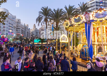 Fiera di natale con la giostra Modernisme sulla piazza del Municipio di Valencia, Spagna. Foto Stock