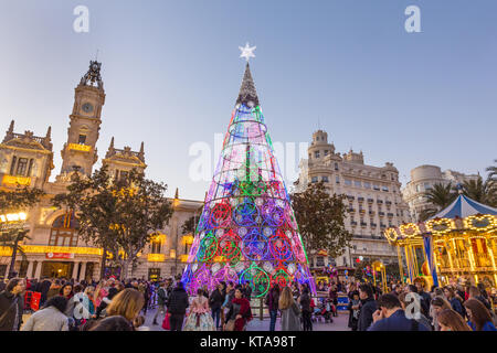 Fiera di natale con colorati albero di natale e la giostra Modernisme sulla piazza del Municipio di Valencia, Spagna. Foto Stock