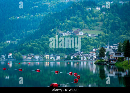 Lac di'Alleghe, Italia, Dolomiti, città alpina, boe riflessione nella regione del Veneto, Provincia di Belluno Foto Stock