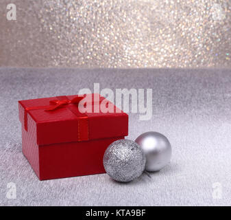 Regali di natale. Decorazione di Natale con regali e sfera rossa con rami di abete. Foto Stock