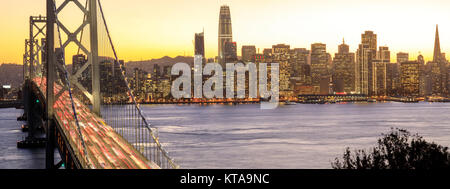 San Francisco Downtown e Bay Bridge nella golden ore. Foto Stock