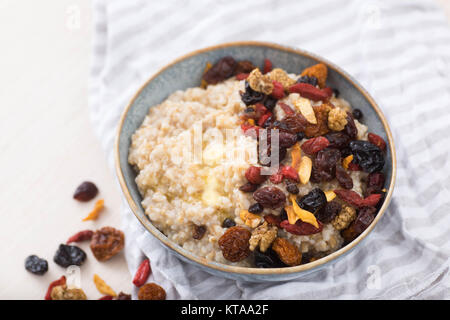 Taglio acciaio avena servite con della frutta secca e della frutta a bacche Foto Stock