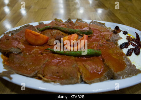 Iskender kebab con tomatoe e paprica Foto Stock