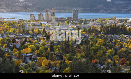 Kelowna Skyline con lago Okanagan in background con colori autunnali di Kelowna British Columbia Canada Foto Stock