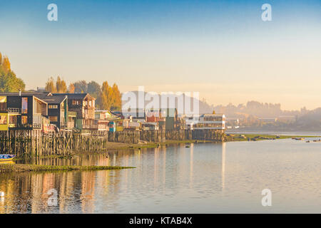 Tipiche Case palafito presso il lago nella città di Castro, Isola di Chiloe, Cile Foto Stock