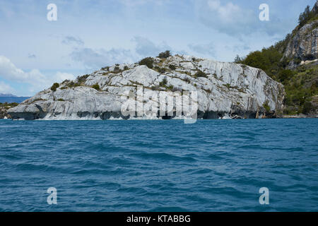 Grotte di marmo sulla riva del Lago General Carrera lungo la Carretera Austral in Patagonia settentrionale, Cile. Foto Stock