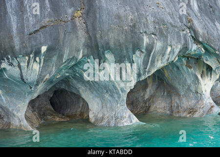 Grotte di marmo sulla riva del Lago General Carrera lungo la Carretera Austral in Patagonia settentrionale, Cile. Foto Stock