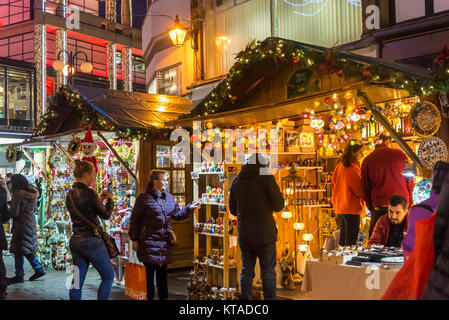 A tarda notte gli acquirenti a Kingston tradizionale mercatino di natale di Kingston upon Thames, London, England, Regno Unito Foto Stock