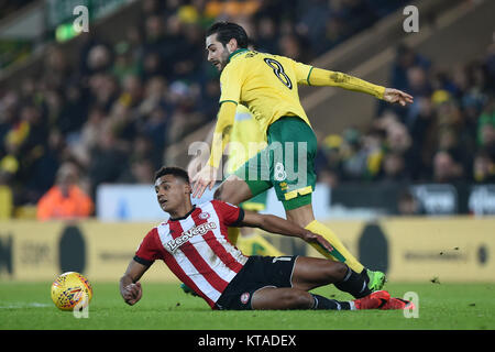 Brentford's Ollie Watkins è imbrattata di Norwich City's Mario Vrancic durante il cielo di scommessa match del campionato a Carrow Road, Norwich. Foto Stock