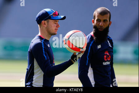 L'Inghilterra del Mason gru a fianco di Moeen Ali durante una sessione di reti presso il Melbourne Cricket Ground, Melbourne. Foto Stock