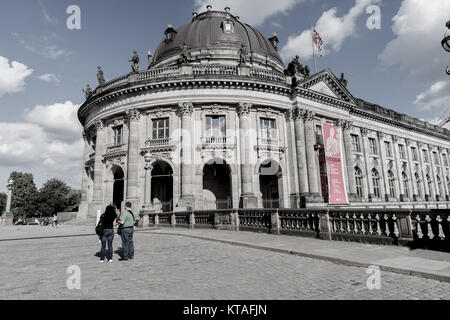 Berlino, Germania - 28 agosto 2017; Dissaturato effetto immagine architettonica barocca esterno di Bode Museum, dal lato nord della isola dei musei con il tour Foto Stock