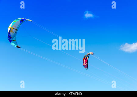 Cumbuco, Brasile, lug 9, 2017: paio di kitesurf vicino fino ad alta dal luminoso cielo blu sullo sfondo Foto Stock