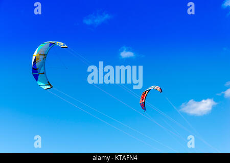 Cumbuco, Brasile, lug 9, 2017: paio di kitesurf vicino fino ad alta dal luminoso cielo blu sullo sfondo Foto Stock