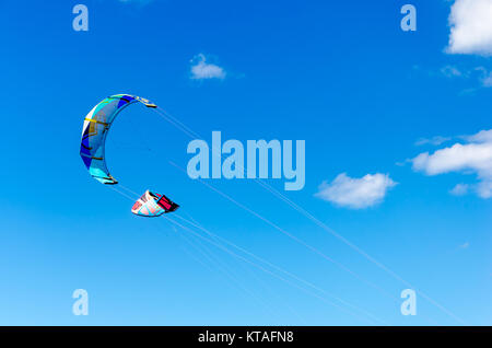 Cumbuco, Brasile, lug 9, 2017: paio di kitesurf vicino fino ad alta dal luminoso cielo blu sullo sfondo Foto Stock