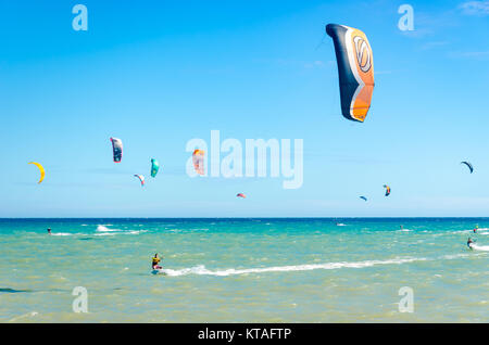 Cumbuco, Brasile, lug 9, 2017: spiaggia di Cumbuco presso il Ceara membro con più kite surf sport persone Foto Stock