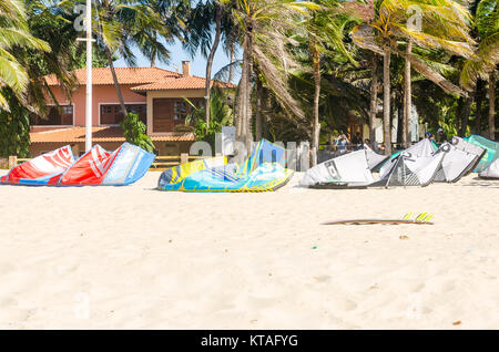 Cumbuco, Brasile, lug 9, 2017: troppo molte tavole da kitesurf sopra la sabbia in Cumbuco beach Foto Stock