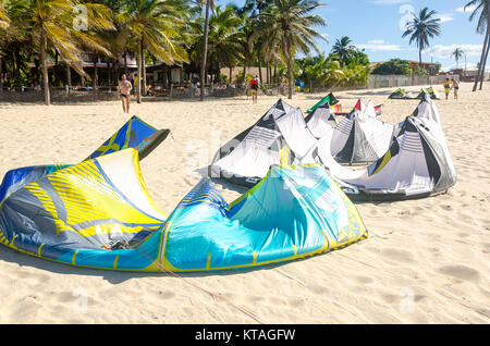 Cumbuco, Brasile, lug 9, 2017: troppo molte tavole da kitesurf sopra la sabbia in Cumbuco beach Foto Stock