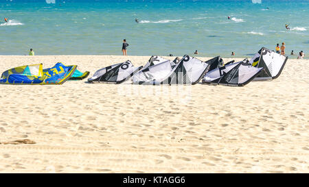 Cumbuco, Brasile, lug 9, 2017: troppo molte tavole da kitesurf sopra la sabbia in Cumbuco beach Foto Stock