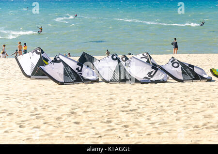 Cumbuco, Brasile, lug 9, 2017: troppo molte tavole da kitesurf sopra la sabbia in Cumbuco beach Foto Stock