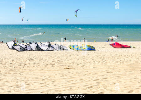 Cumbuco, Brasile, lug 9, 2017: troppo molte tavole da kitesurf sopra la sabbia in Cumbuco beach Foto Stock