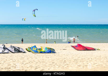 Cumbuco, Brasile, lug 9, 2017: troppo molte tavole da kitesurf sopra la sabbia in Cumbuco beach Foto Stock