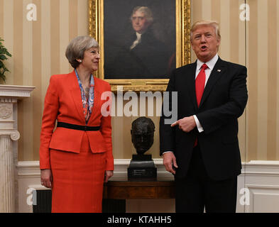 Revisione dell'anno 2017: In gennaio il Primo Ministro Theresa Maggio incontra il presidente statunitense Donald Trump come egli punti a un busto di Sir Winston Churchill all Ufficio Ovale della Casa Bianca a Washington DC, Stati Uniti d'America. Foto Stock