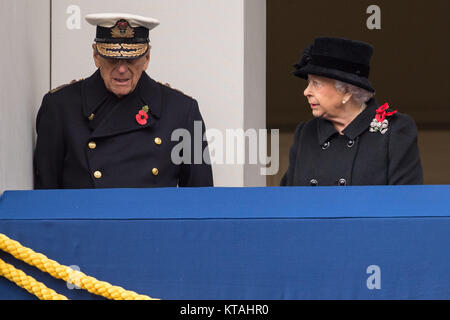 Revisione dell'anno 2017: Novembre: Queen Elizabeth II guarda al suo marito il Duca di Edimburgo, come stanno insieme su un balcone del Foreign Office che si affaccia il ricordo annuale domenica il servizio presso il Cenotafio memorial in Whitehall, Londra centrale, è stata la prima volta in qualità di capo di stato, che la regina osserva la cerimonia dal vicino ad un balcone e la prima volta che lei non aveva deposto una corona a partire dal 1999. Foto Stock