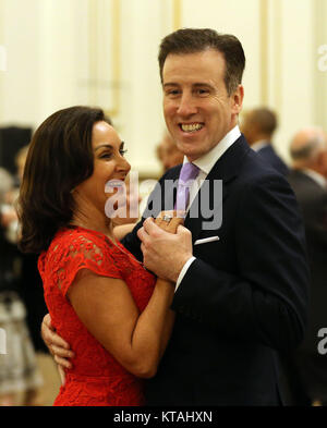 'Strictly venire Dancing' Capogiudice Shirly Ballas con il ballerino professionista Anton du Beke ballare durante un tè danzante ospitato dalla duchessa di Cornovaglia, Presidente Nazionale della Società dell'osteoporosi, a Buckingham Palace a Londra per evidenziare i benefici per i cittadini più anziani di restare attivi. Foto Stock