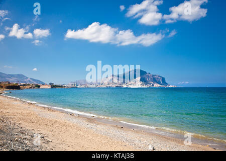 Vista panoramica sulla spiaggia e porto di Palermo, Sicilia, Italia. Foto Stock