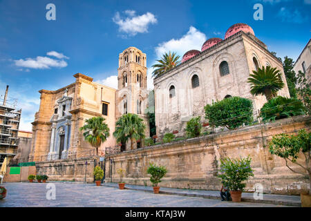 Chiesa di San Cataldo e la storica chiesa della Martorana su Piazza Bellini, Palermo. Sicilia. Foto Stock