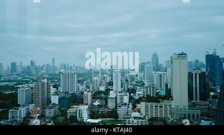 Vista dal trentacinquesimo piano di Asoke e Sukhumvit intersezione dal continente Medinii Hotel Ristorante italiano a Bangkok in Tailandia Foto Stock