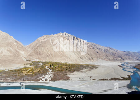 Shyok fiume nella Valle di Nubra, Ladakh, Jammu e Kashmir in India. Foto Stock