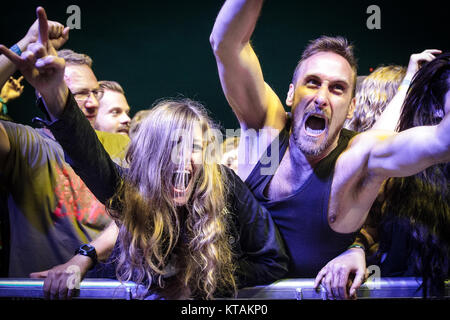 Entusiastico heavy metal tifosi go crazy all'Scandinavian heavy metal festival Copenhell 2016 a Copenaghen. Danimarca, 24/06 2016. Foto Stock