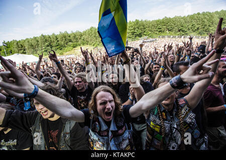 Entusiastico heavy metal tifosi go crazy all'Scandinavian heavy metal festival Copenhell 2016 a Copenaghen. Qui tifosi assistere ad un concerto con Blind Guardian. Danimarca, 23/06 2016. Foto Stock