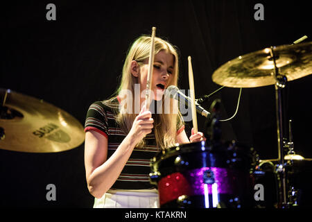 Danimarca Copenhagen - Ottobre 08, 2017. Il British grunge pop band Hey Charlie esegue un concerto dal vivo a VEGA in Copenhagen. Qui il batterista Lauren è visto dal vivo sul palco. (Photo credit: Gonzales foto - Pietro Troest). Foto Stock