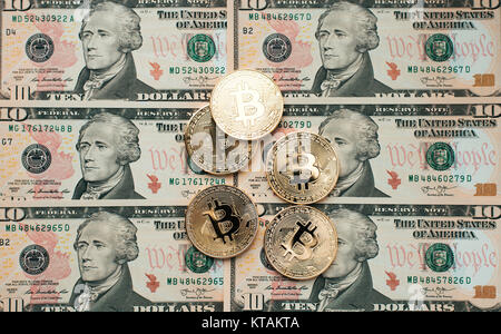 Monete bitcoin, non ci sono i soldi, sul tavolo una nota di 10 dollari. Le banconote sono sparsi sul tavolo allentato un ordine di 10 dollari. Moneta in oro Foto Stock