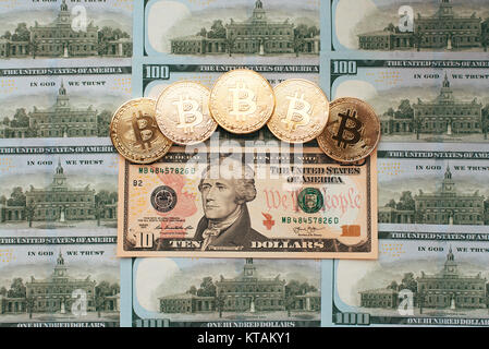 Monete bitcoin, non ci sono i soldi, sul tavolo un progetto di legge di 10 dollari. Le banconote sono sparsi sul tavolo allentato un ordine di 10 dollari. Le monete d'Oro ar Foto Stock
