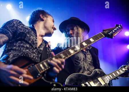 Il British hard rock band ingloriosa esegue un concerto dal vivo a VEGA in Copenhagen. Qui chitarristi Wil Taylor (L) e Andreas Eriksson (R) vengono visti dal vivo sul palco. Danimarca, 20/09 2016. Foto Stock