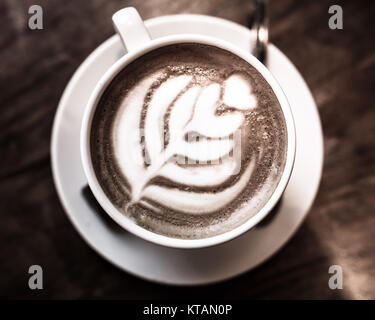 Niente di meglio di una calda tazza di caffè al mattino. Si tratta di un Cortado, decorato con un albero di natale Foto Stock