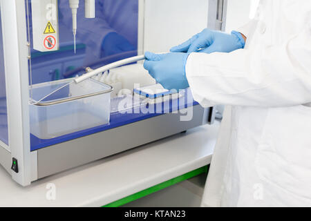 Scienziato che lavora in laboratorio Foto Stock